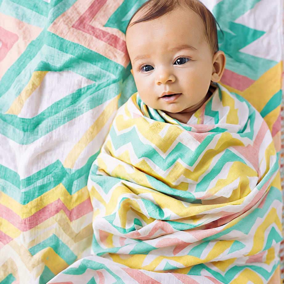 BeeLittle Organic Muslin Swaddle Blanket - Zigzag Pattern 100x100cm for Newborns