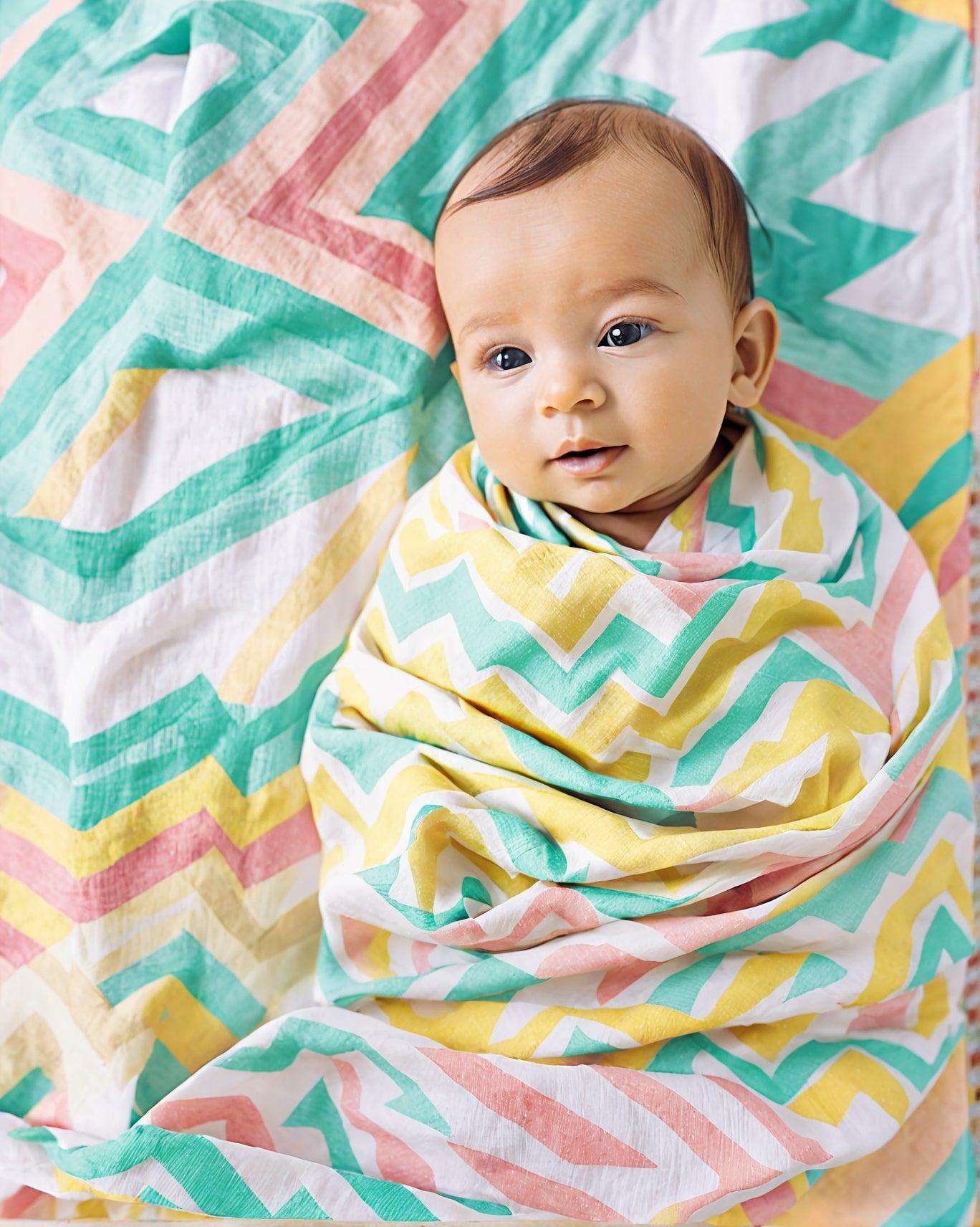 BeeLittle Organic Muslin Swaddle Blanket - Zigzag Pattern 100x100cm for Newborns