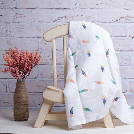 BeeLittle Fancy Feathers Organic Muslin Swaddle - 100x100cm Blanket for Newborns