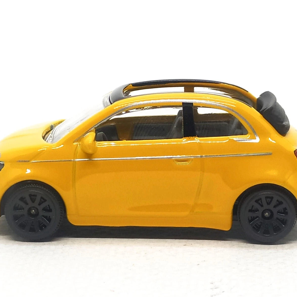 Majorette Street Cars Fiat 500 Icon | Officially Licensed Yellow Die-Cast Metal Toy Car, Realistic 1:64 Scale Model with Suspension for Kids and Collectors Aged 3+