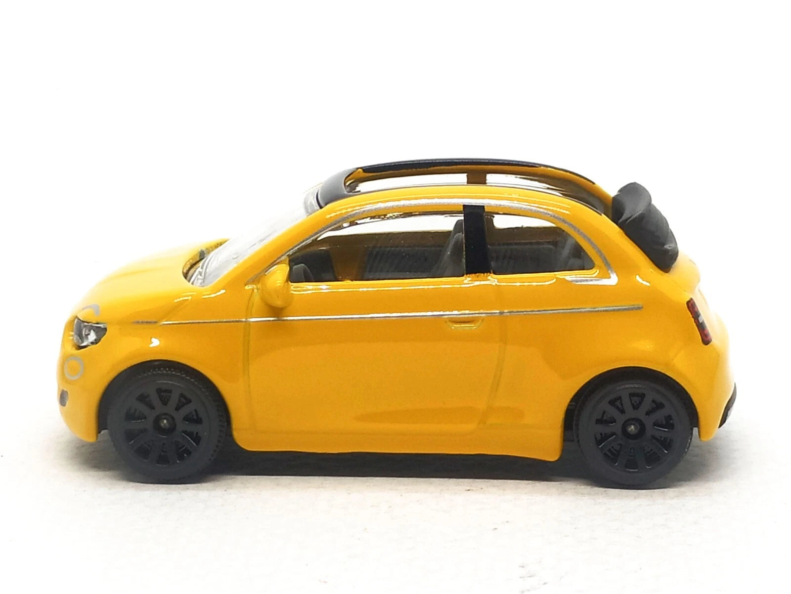 Majorette Street Cars Fiat 500 Icon | Officially Licensed Yellow Die-Cast Metal Toy Car, Realistic 1:64 Scale Model with Suspension for Kids and Collectors Aged 3+