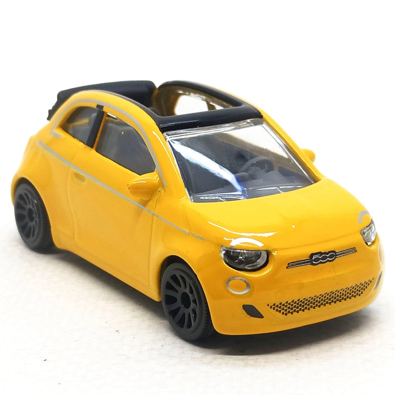 Majorette Street Cars Fiat 500 Icon | Officially Licensed Yellow Die-Cast Metal Toy Car, Realistic 1:64 Scale Model with Suspension for Kids and Collectors Aged 3+