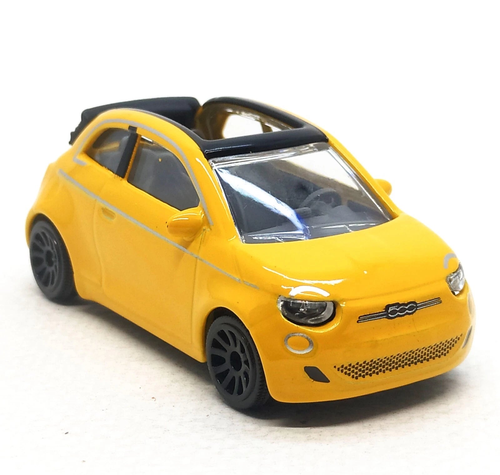 Majorette Street Cars Fiat 500 Icon | Officially Licensed Yellow Die-Cast Metal Toy Car, Realistic 1:64 Scale Model with Suspension for Kids and Collectors Aged 3+