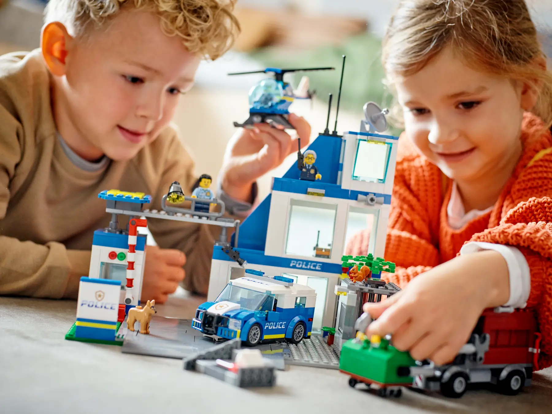 LEGO City 60316 Police Station Building Set – 668 Pieces with 5 Minifigures, Escape Motorcycle, Dog Figure, and Police Vehicle – Creative Play for Kids Ages 6+