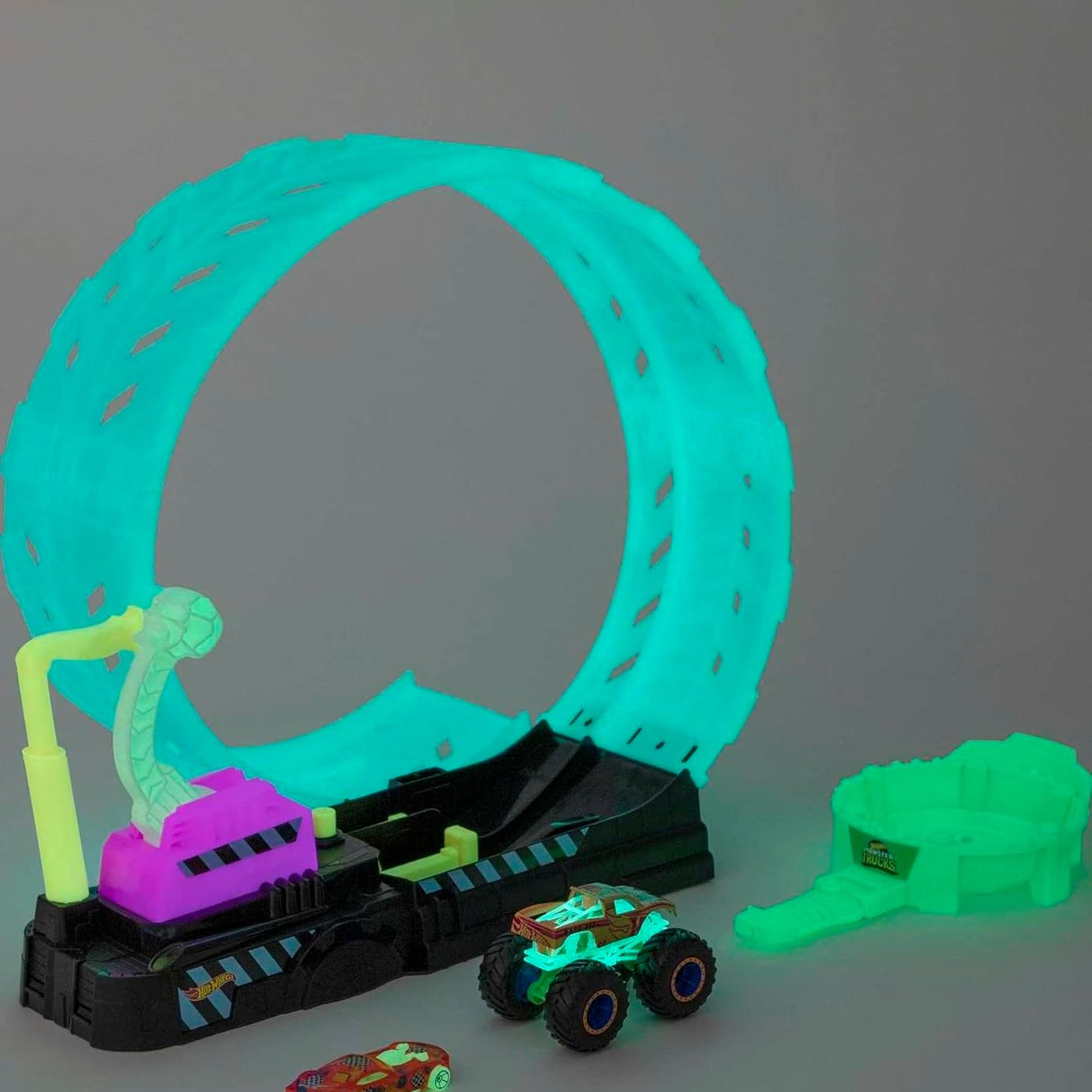 Hot Wheels Monster Trucks Glow in the Dark - Epic Loop Challenge Playset 1 Race car vs 1 monster car Playset with Launcher, Ramp & Giant Loop