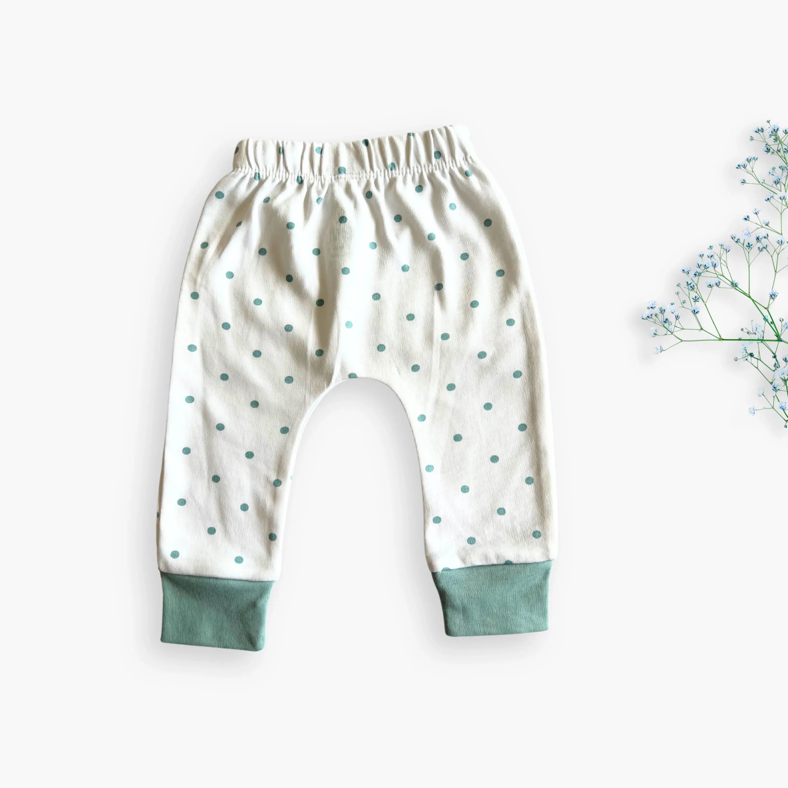 Zach & Kiki Infant 7 Piece Gift Set – Hot Air Balloon Theme, 100% Cotton Newborn Essentials with Bodysuit, Sleepsuit, Bib, Cap, Mittens, and Booties