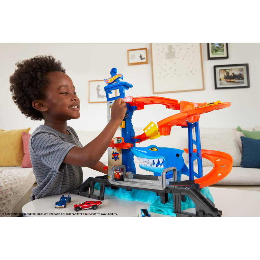 Hot Wheels City Attacking Shark Escape Track Set with Parking Garage, Random Shark Attack, Trap Cage, and 1 Hot Wheels 1:64 Scale Toy Car for Kids 4+ Years | HDP06