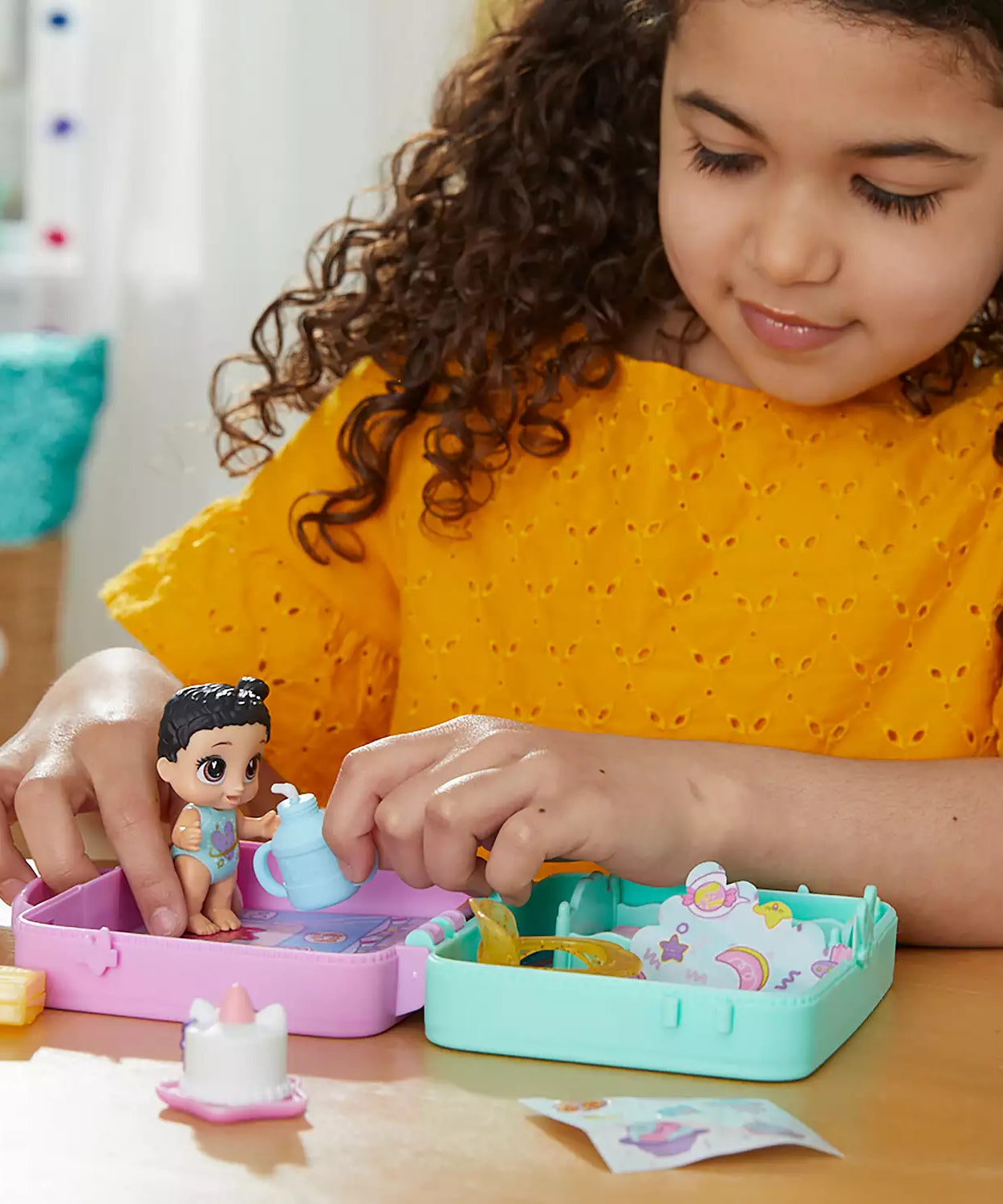 Hasbro Baby Alive Foodie Cuties, Sweets Series 1 - 3-Inch Doll with 10 Surprises, Lunchbox-Style Case, Portable Playset for Kids Ages 3+