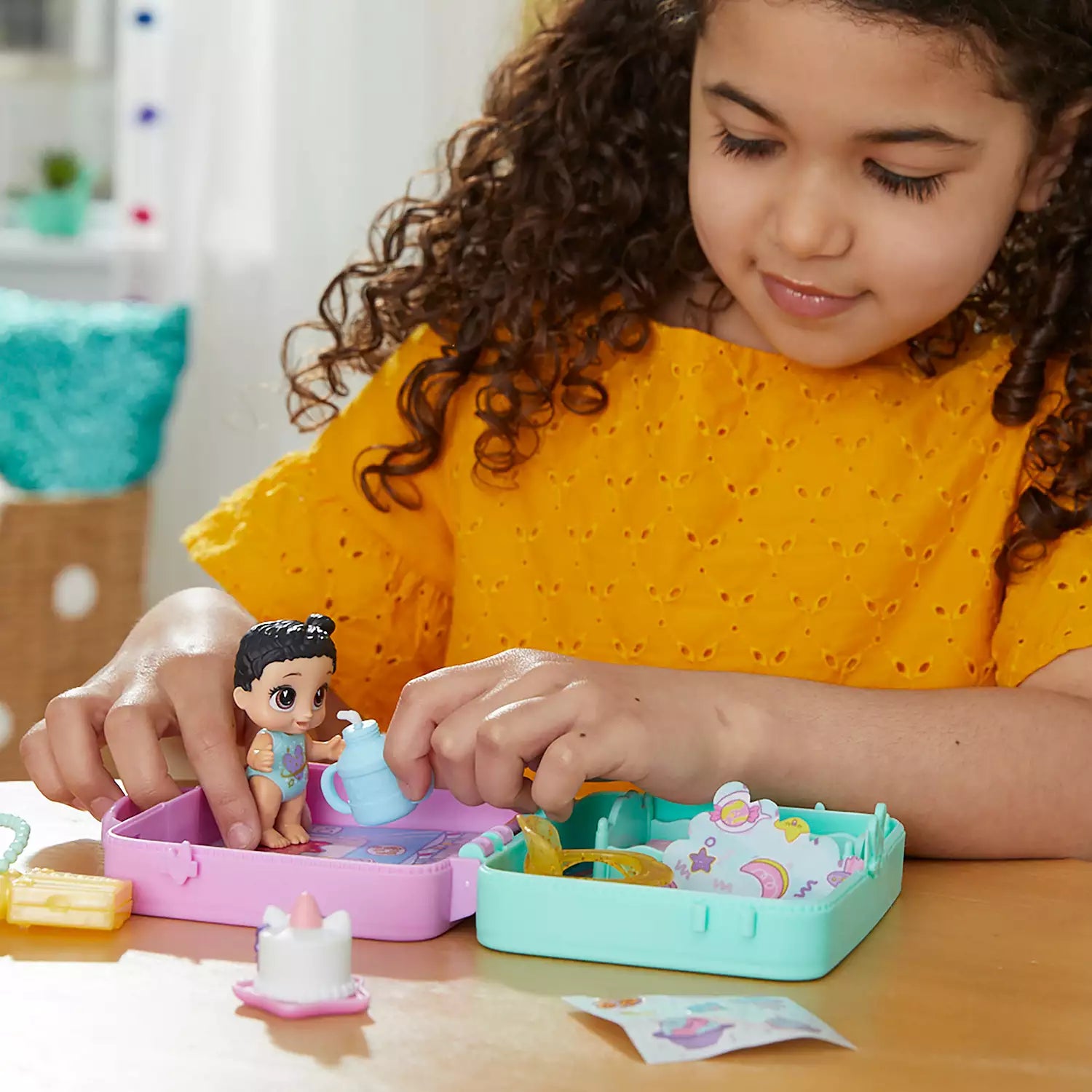 Hasbro Baby Alive Foodie Cuties, Sweets Series 1 - 3-Inch Doll with 10 Surprises, Lunchbox-Style Case, Portable Playset for Kids Ages 3+
