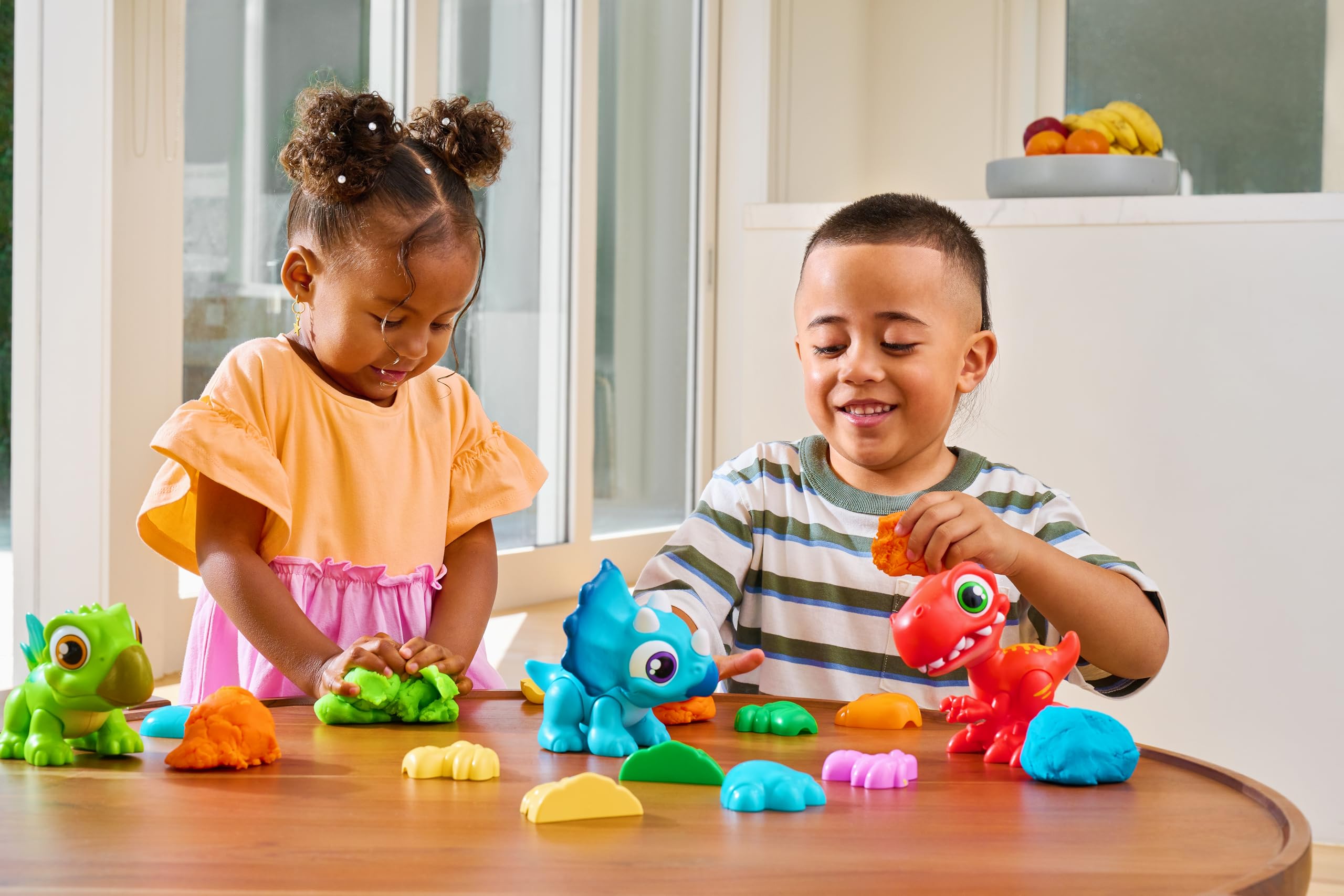 Zuru Smashers Junior Dino Dig Egg - Mold & Make a Dino World - Smash, Build & Learn - 25pc Toy Dough Set with 4 Colors (250g Each)