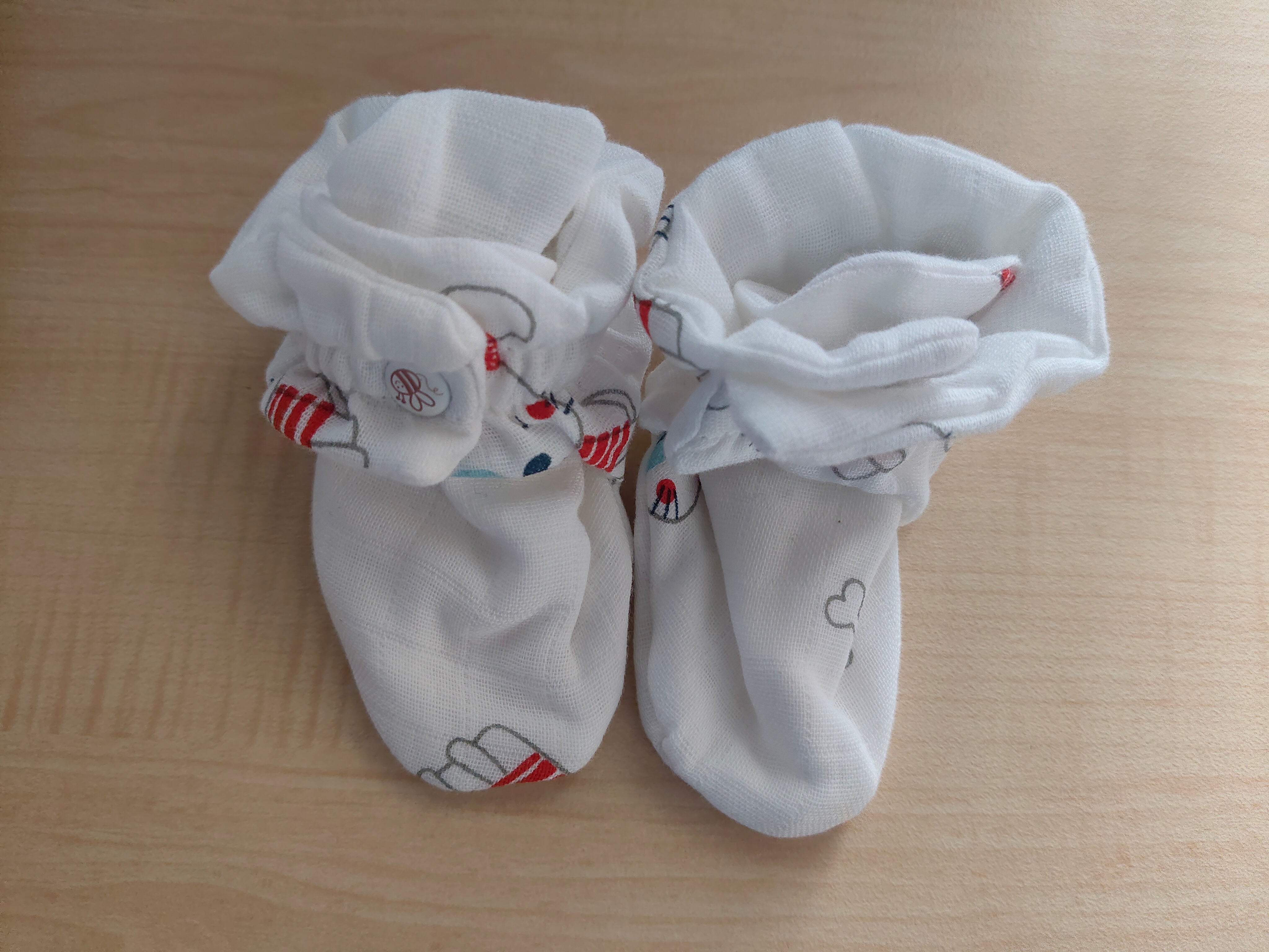 BeeLittle Organic Muslin Booties for 0–6 Months – Bow Bow print front view