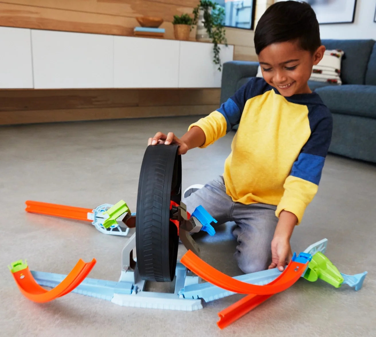 Hot Wheels Stunt Tracks Spinwheel Challenge Playset with High-Speed Launcher, Spinning Ferris Wheel Stunt & 1 Hot Wheels Car for Kids 5+ Years | GJM77