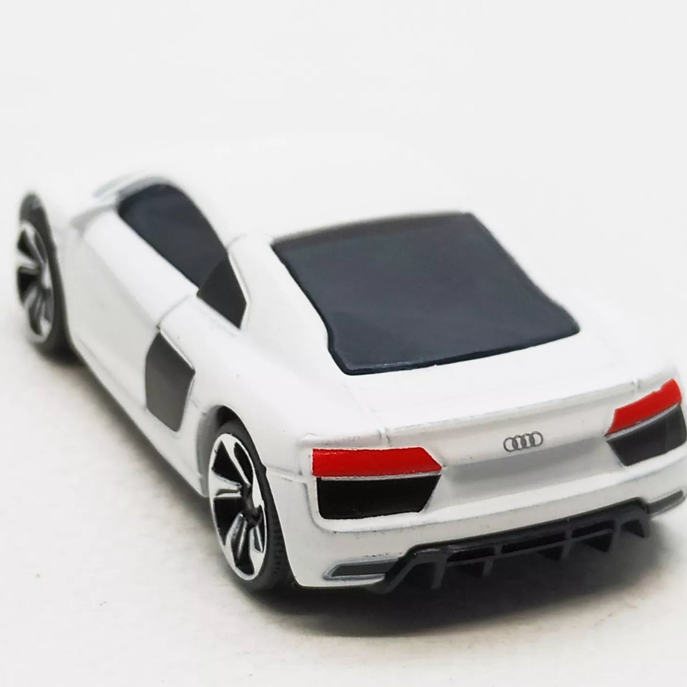 Majorette Street Cars Audi R8 | Officially Licensed White Die-Cast Metal Supercar, Realistic 1:64 Scale Model for Kids and Collectors Aged 3+
