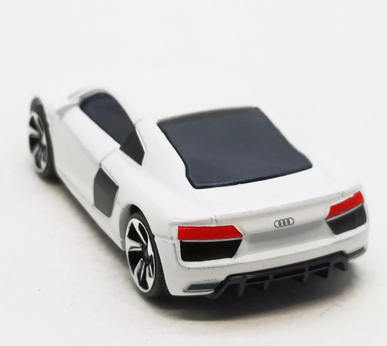 Majorette Street Cars Audi R8 | Officially Licensed White Die-Cast Metal Supercar, Realistic 1:64 Scale Model for Kids and Collectors Aged 3+