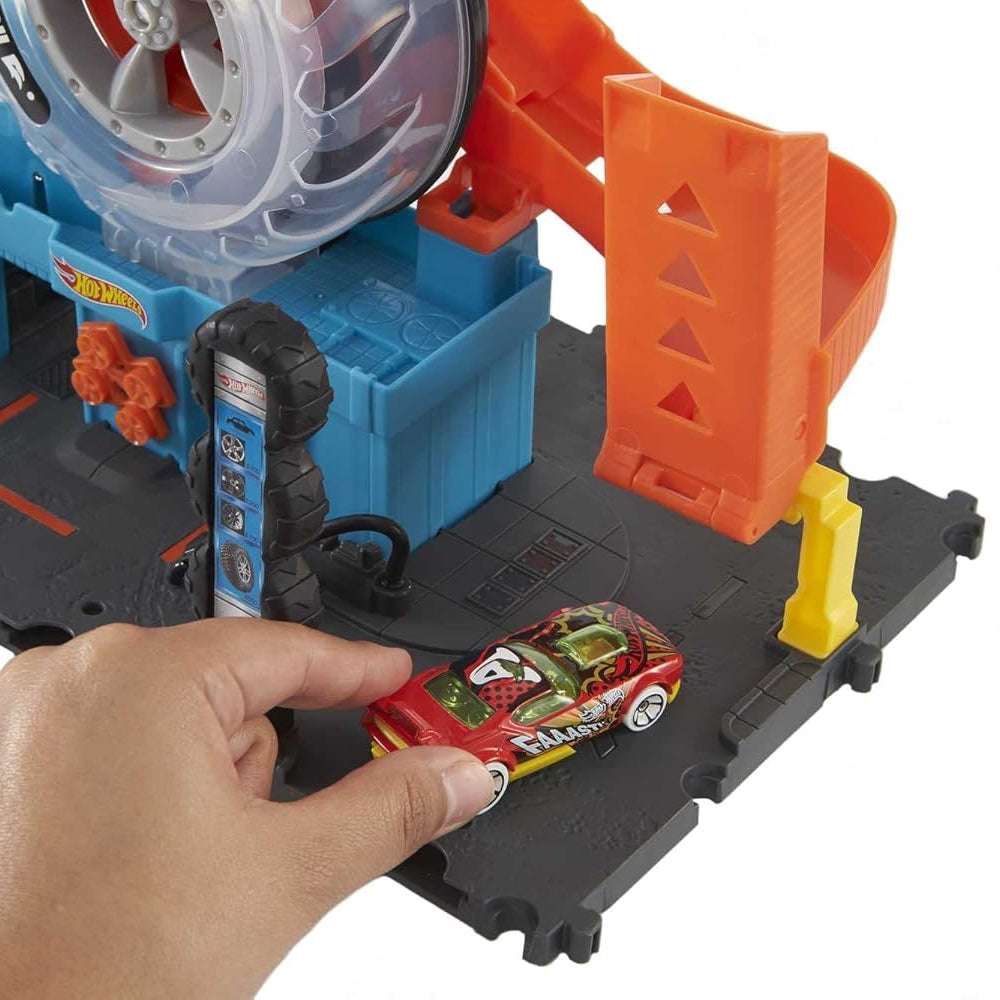 Hot Wheels City Super Twist Tire Shop Playset with Stunt Launcher & 1 Hot Wheels Car – Interactive Car Service Station for Kids 4+