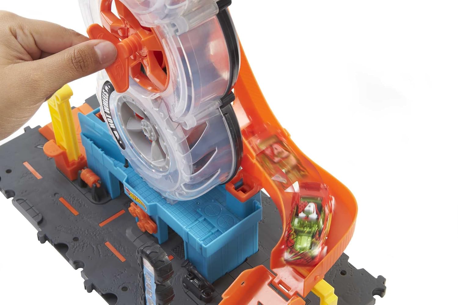 Hot Wheels City Super Twist Tire Shop Playset with Stunt Launcher & 1 Hot Wheels Car – Interactive Car Service Station for Kids 4+