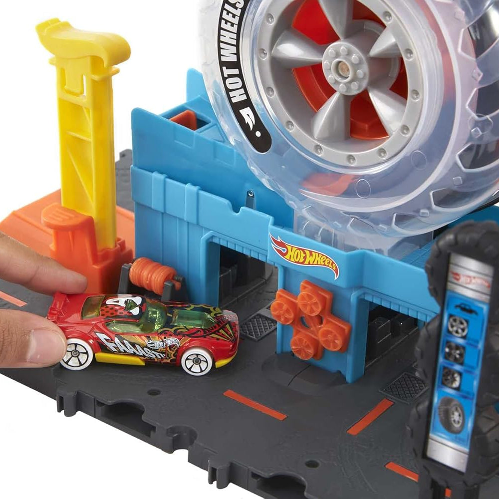 Hot Wheels City Super Twist Tire Shop Playset with Stunt Launcher & 1 Hot Wheels Car – Interactive Car Service Station for Kids 4+