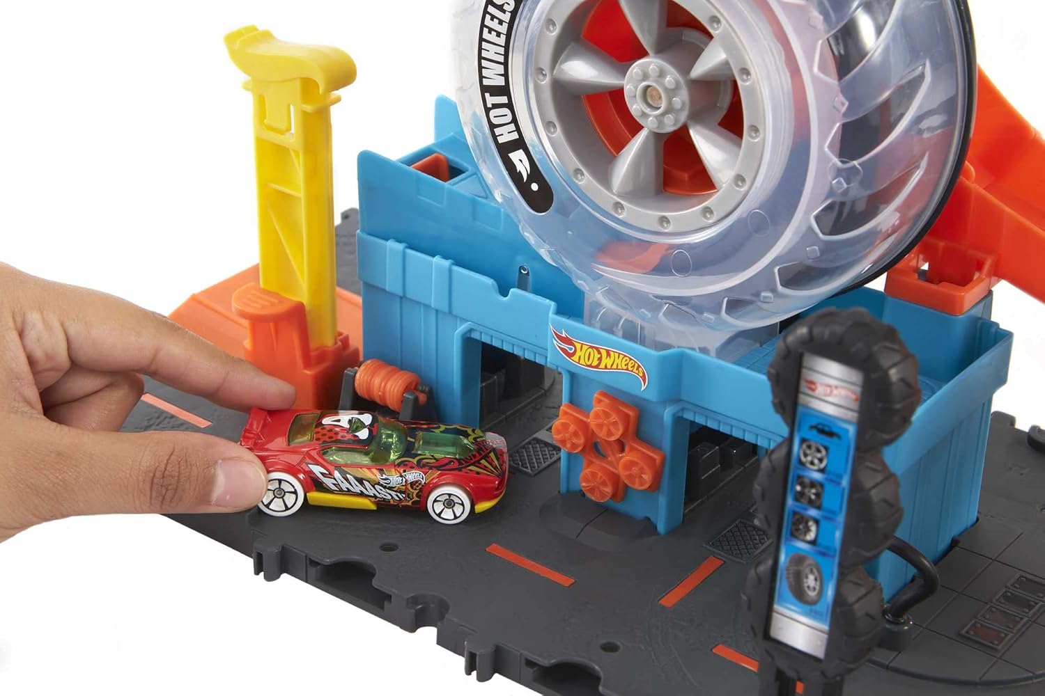 Hot Wheels City Super Twist Tire Shop Playset with Stunt Launcher & 1 Hot Wheels Car – Interactive Car Service Station for Kids 4+