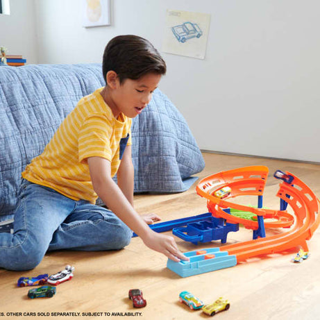 Hot Wheels Stunt Tracks - Whip Around Raceway | Race, Stunt & Crash - Includes 2 Hot Wheels Cars, Foldable Track for Storage, 4+ Years
